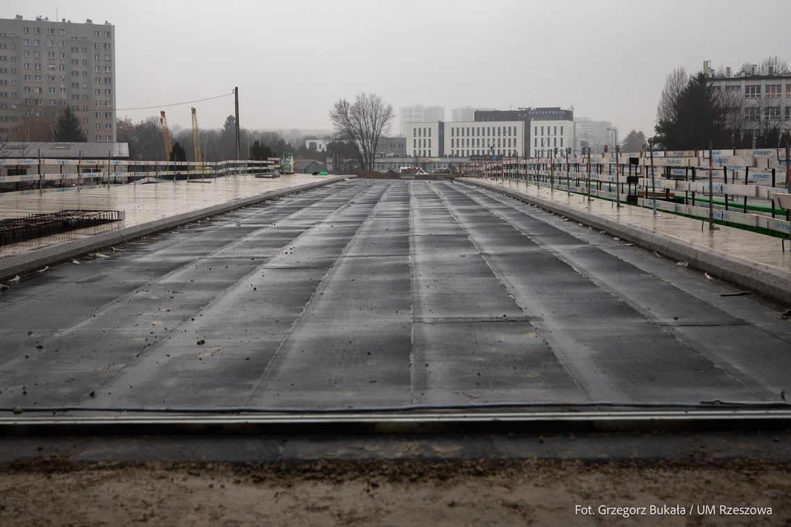 Wisłokostrada w Rzeszowie coraz bliżej realizacji – pierwsze warstwy nawierzchni już gotowe!