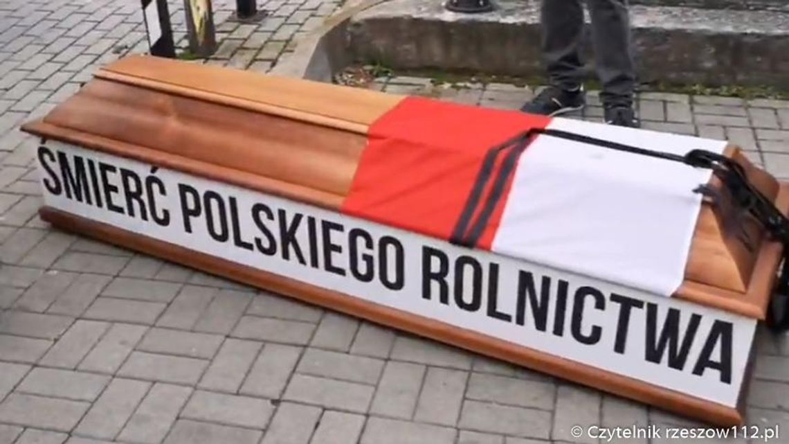 Wojewoda dostaje trumnę od protestujących rolników