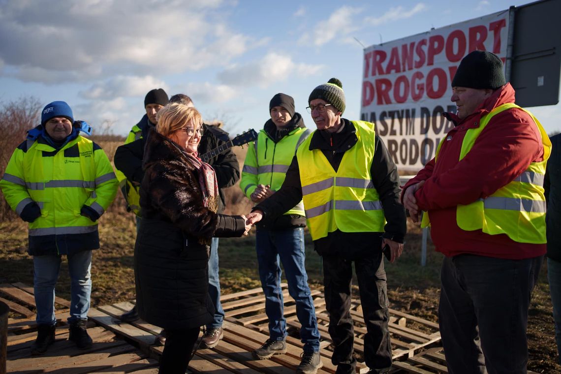 Wojewoda Teresa Kubas-Hul dąży do rozwiązania protestu rolników i przewoźników