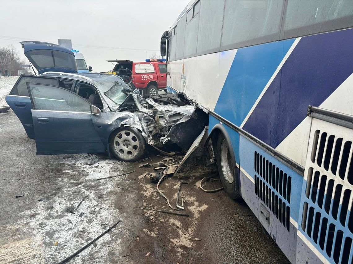 Wypadek w Woliczce. Krytyczny stan zdrowia pasażera i kierowcy audi