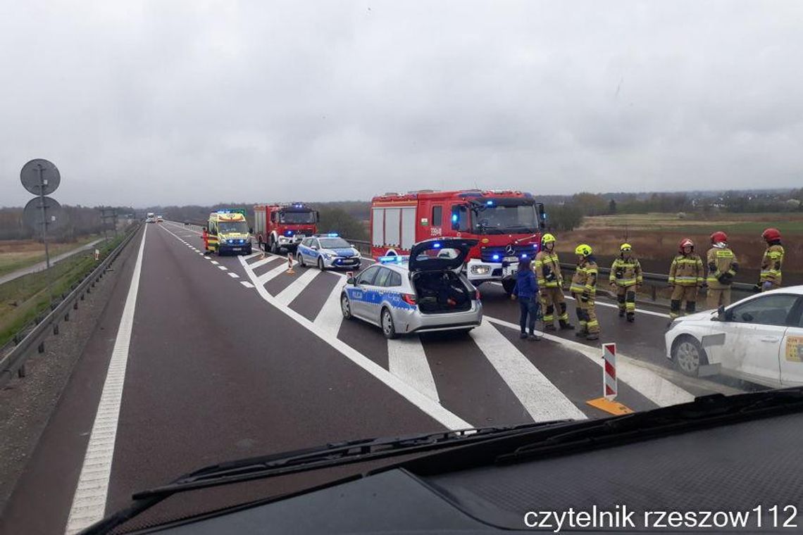 Wypadek i kolizja na S19 w Stobiernej. W tle pięć pojazdów