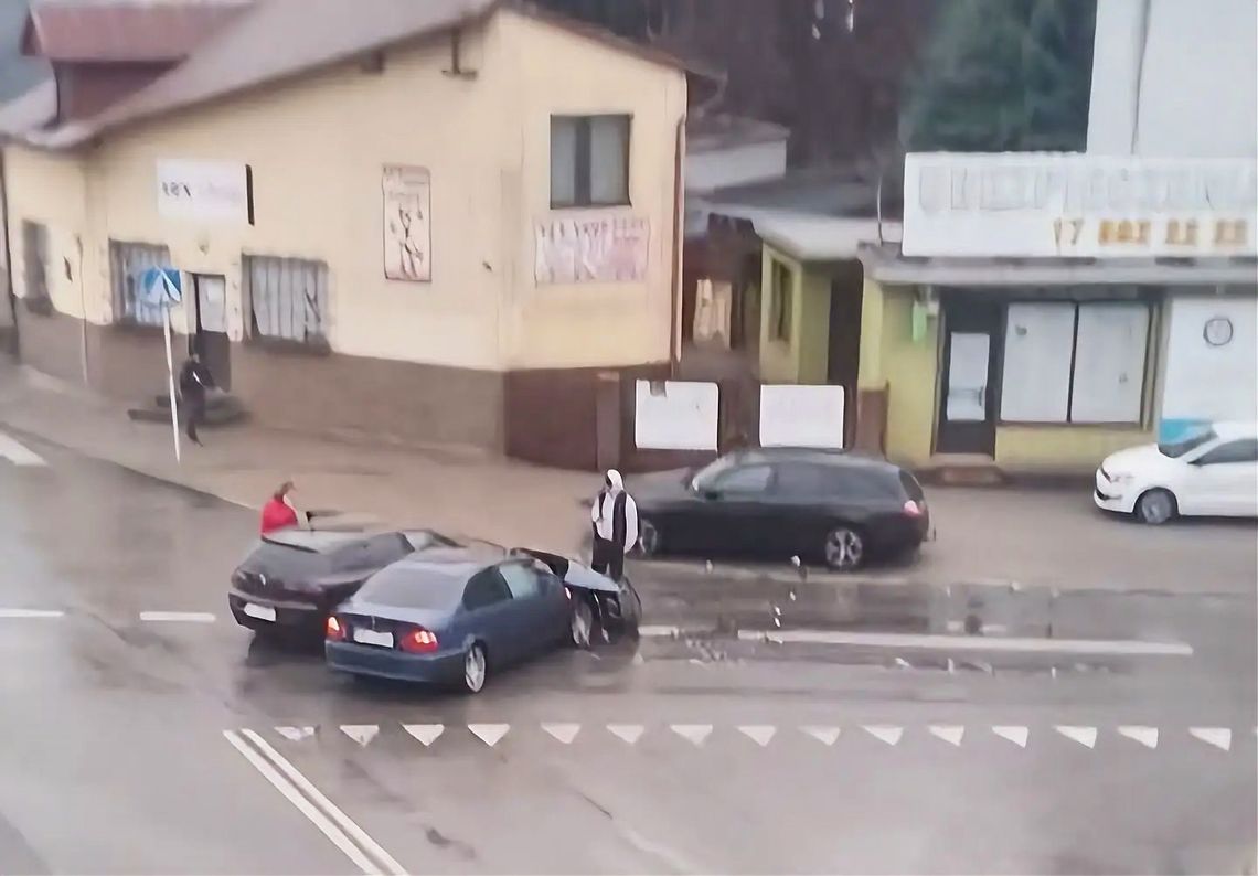 Wypadek koło sex-shopu w centrum Rzeszowa. Z jednego auta wydobywał się dym
