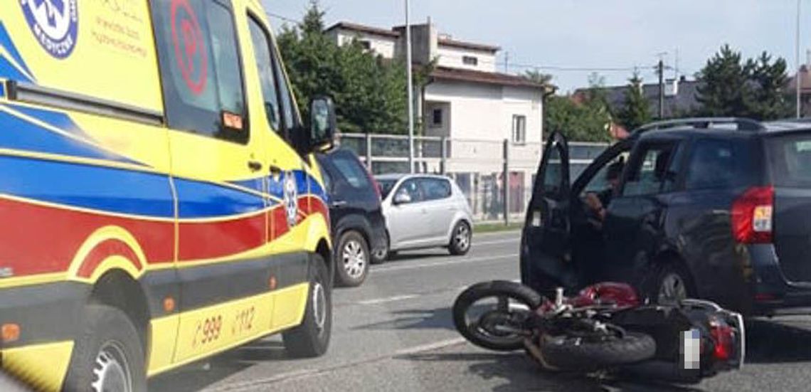 Wypadek na al. Sikorskiego w Rzeszowie. Zderzenie motocykla z samochodem