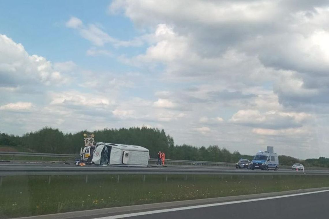 Wypadek na autostradzie A4. Zderzenie busa z samochodem dostawczym