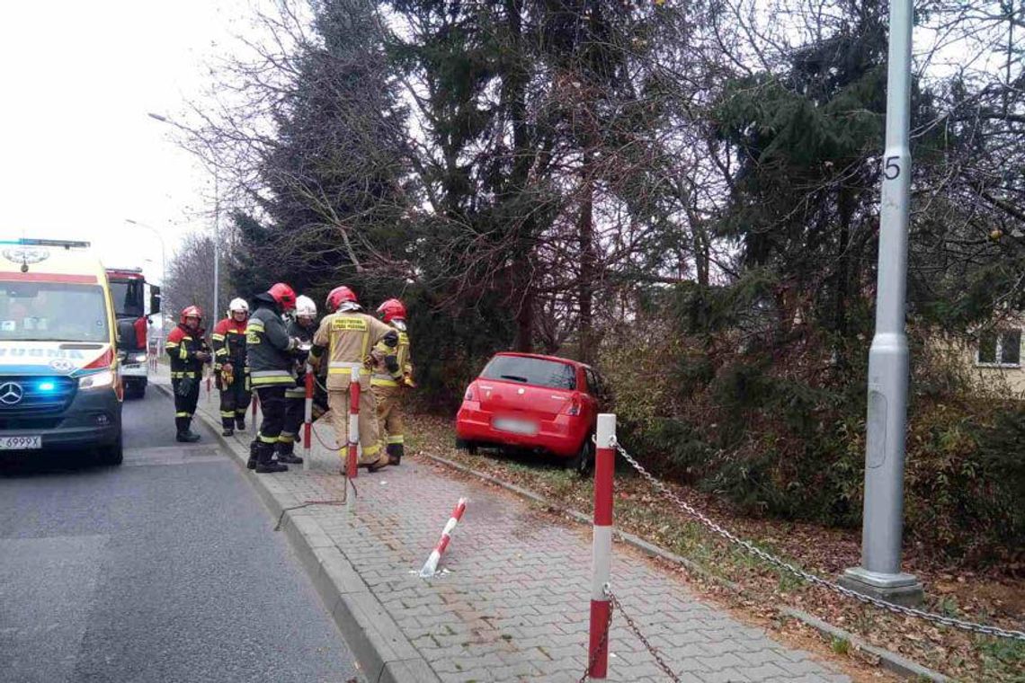 Wypadek na DK19 w Boguchwale. Samochód uderzył w drzewo