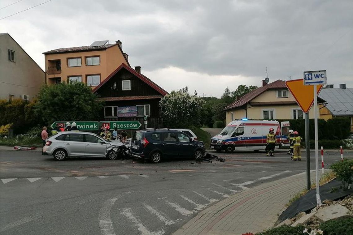 Wypadek na DK19 w Niebylcu. Zderzenie trzech samochodów