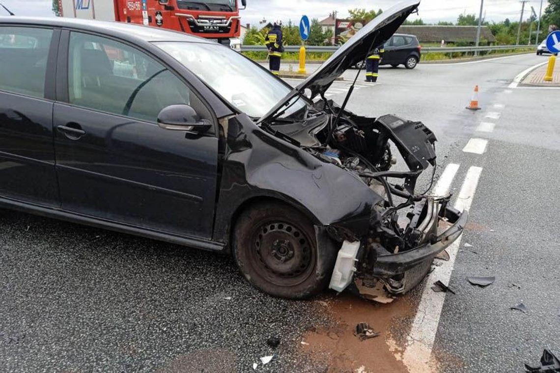 Wypadek na DK9 w Widełce. Zderzenie dwóch samochodów