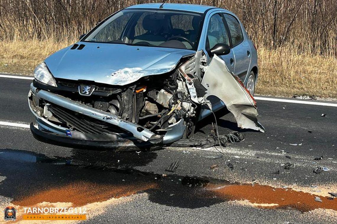 Wypadek na drodze 871. Zderzenie busa z samochodem osobowym