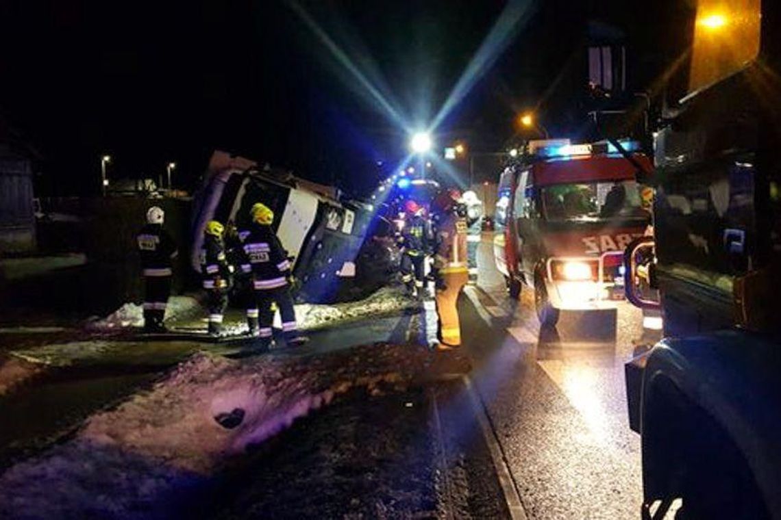 Wypadek na krajowej 94. Auto ciężarowe wjechał do rowu