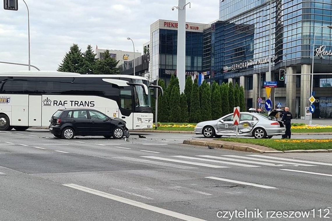 Wypadek na rondzie Dmowskiego w Rzeszowie. Zderzenie dwóch samochodów 