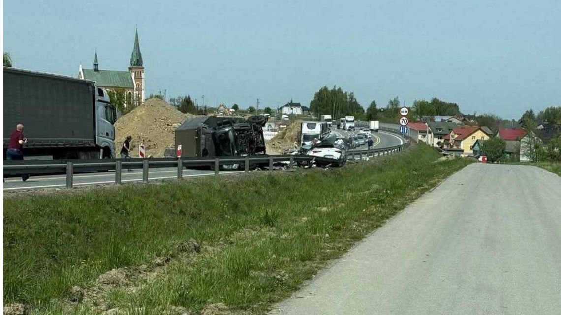 Wypadek na S19 w Nienadówce: zderzenie czterech pojazdów, droga całkowicie zablokowana