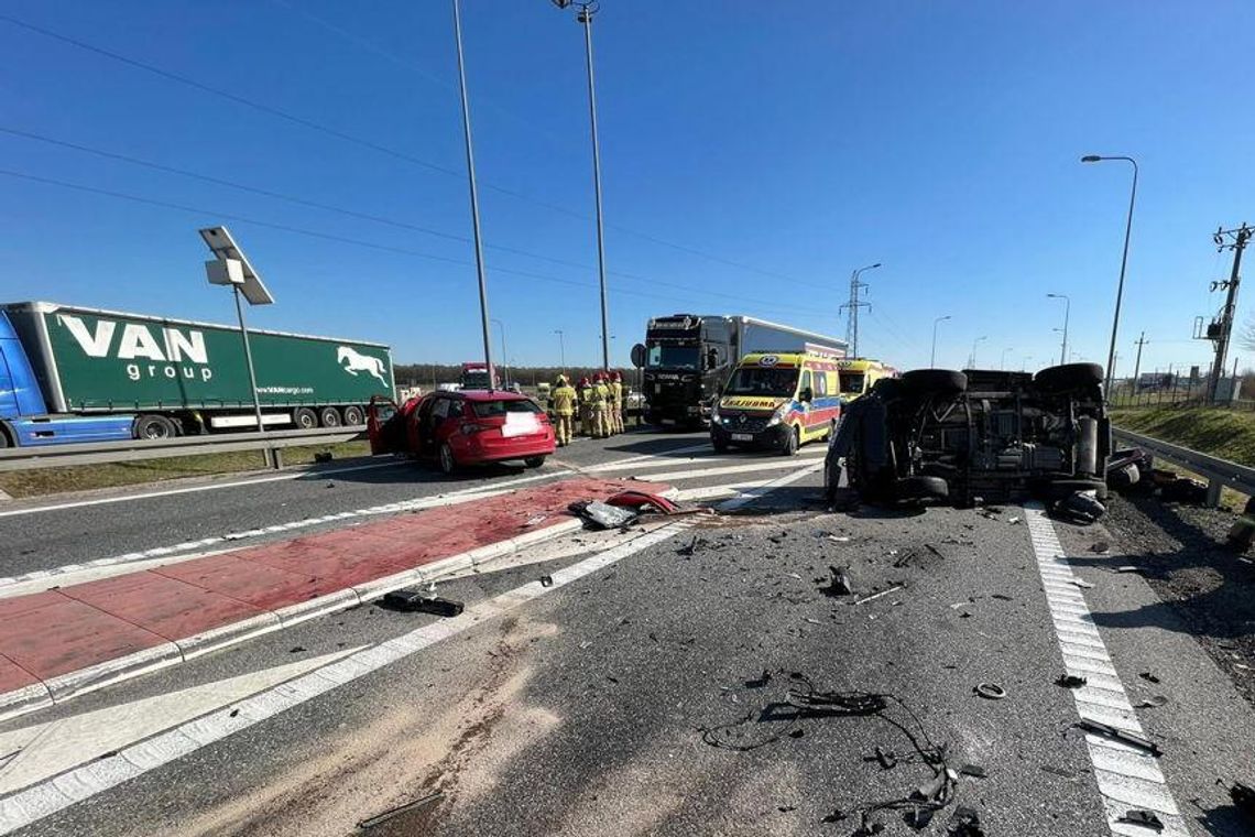 Wypadek na S19 w Stobiernej. Zderzenie ciężarówki i dwóch osobówek