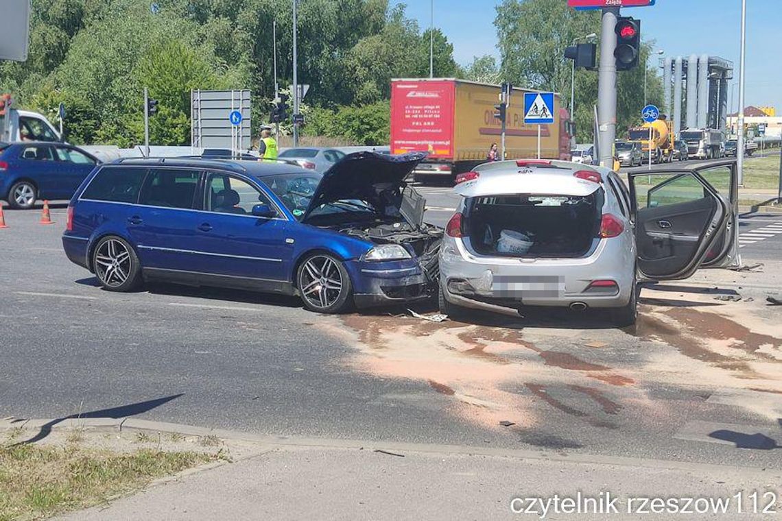 Wypadek na skrzyżowaniu ulic Rzecha z Ciepłowniczą w Rzeszowie. Zderzenie dwóch samochodów