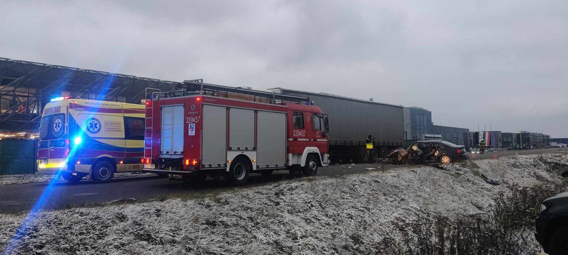 Wypadek pod Rzeszowem. Kierowca volkswagena zderzył się z tirem [ZDJĘCIA]