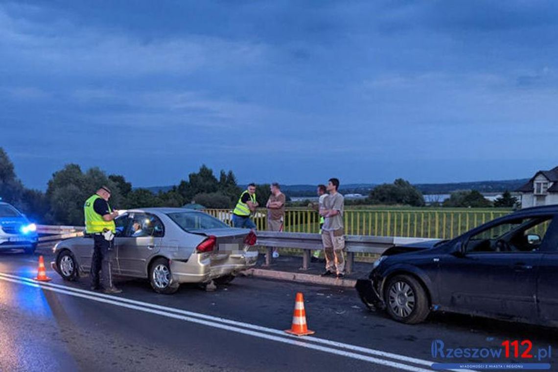 Wypadek w Boguchwale. Zderzenie samochodów z motocyklem [FOTO] 