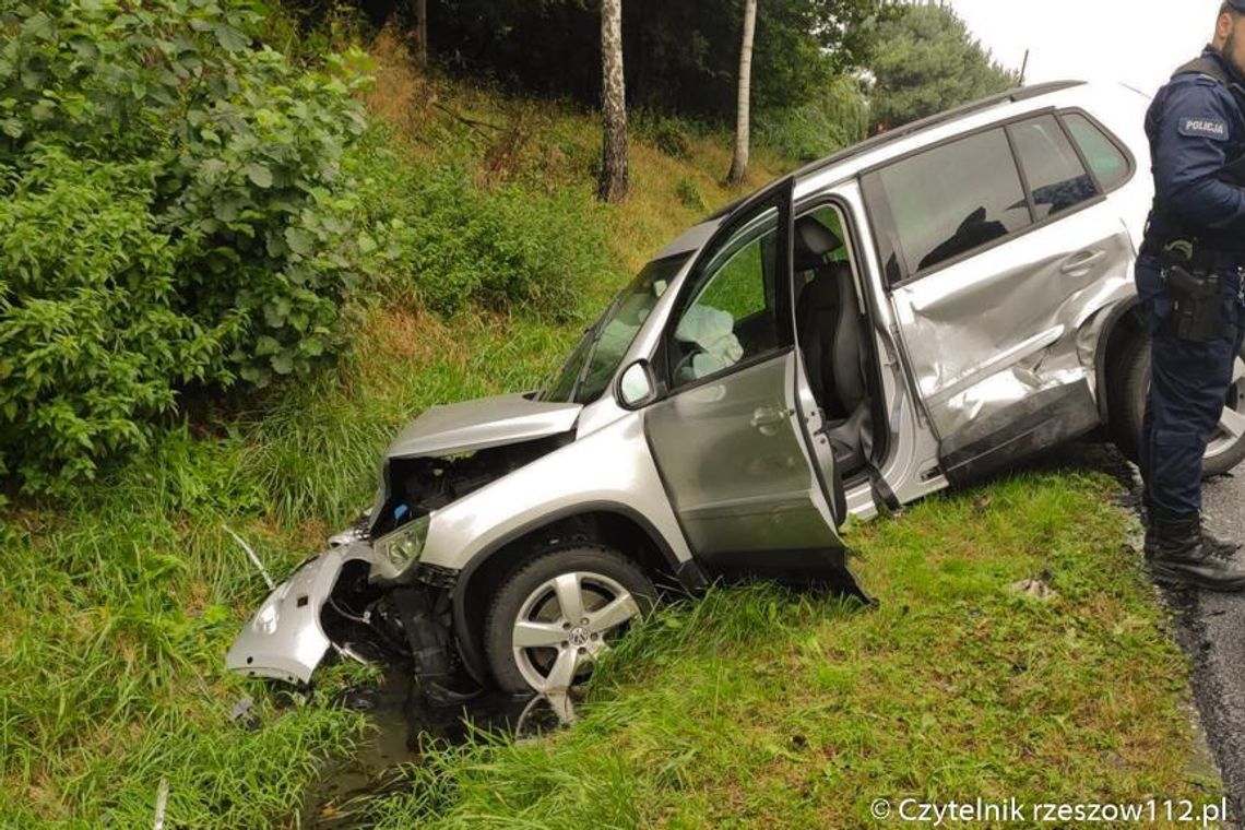 Wypadek w Lutczy. Volkswagen w rowie