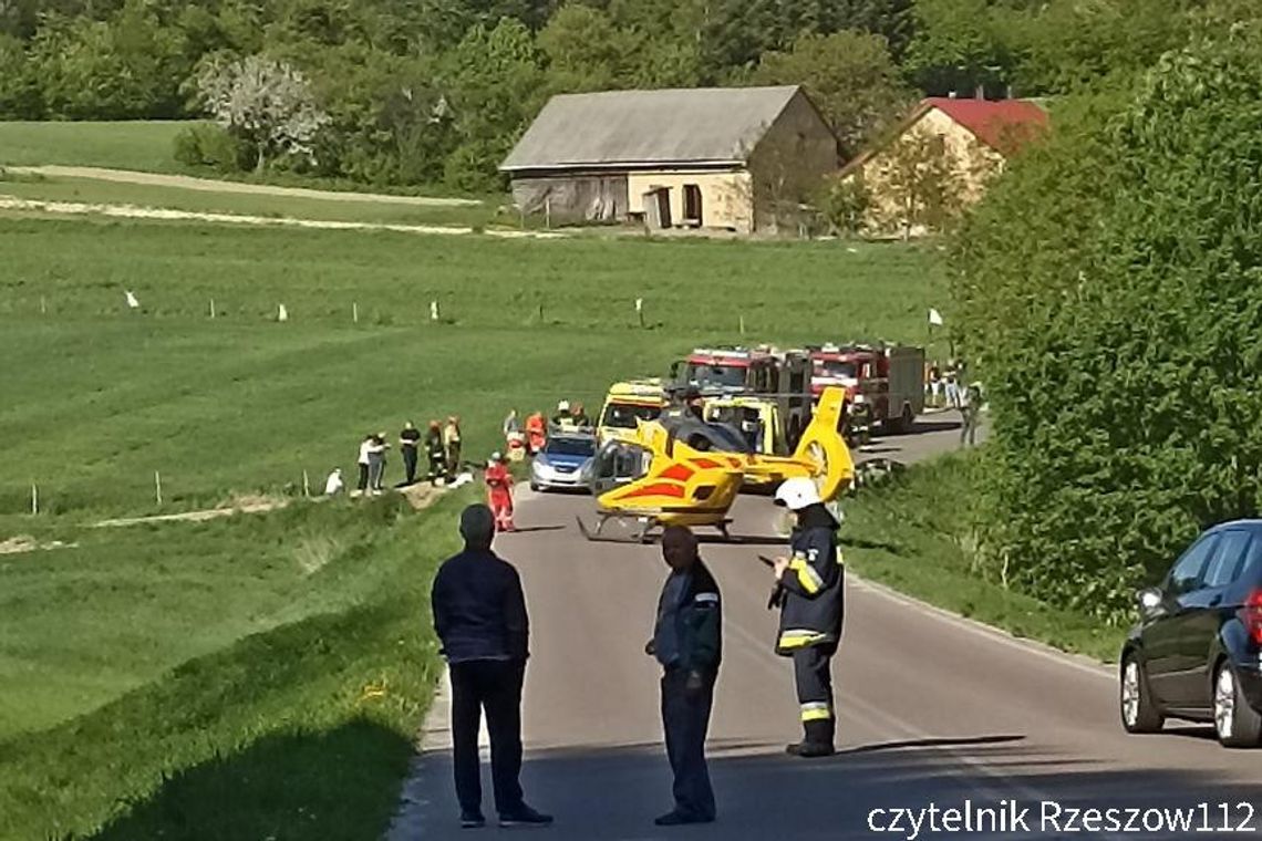 Wypadek w miejscowości Wyręby. Dachowanie samochodu osobowego
