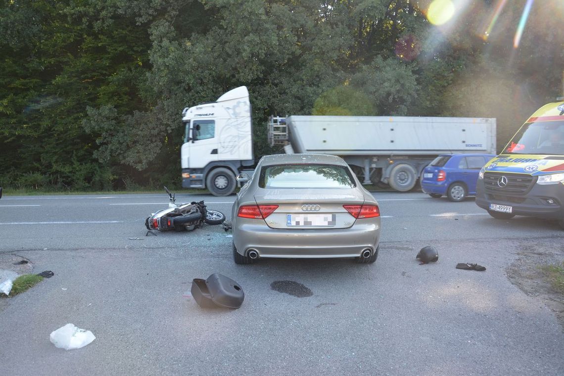 Wypadek w Rudnej Małej. Rannemu motocykliście pierwszej pomocy udzieliła policjantka