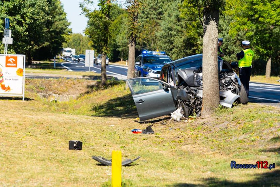 Wypadek w Widełce. Hyundai wbił się w drzewo [FOTO]