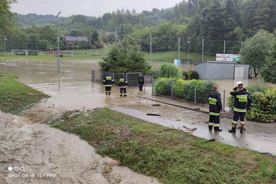 Zalany stadion w Chmielniku. Klub zbiera fundusze na odbudowę