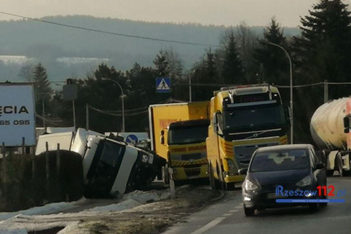 Zarzecze. TIR z 24 tonami cytrusów w rowie. Utrudnienia potrwają wiele godzin