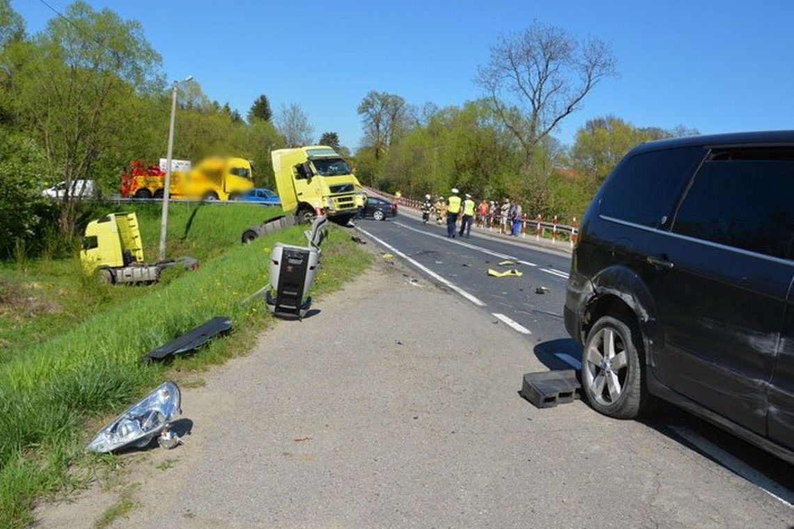 Zderzenie 4 pojazdów w Pustynach - 2 ciężarówki i 2 osobówki