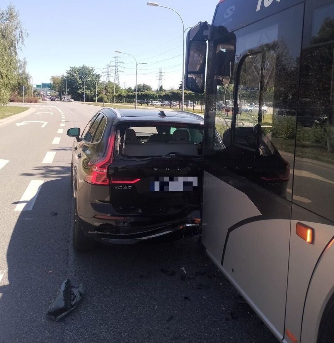 Zderzenie autobusu miejskiego z samochodem na Powstańców Warszawy w Rzeszowie. Jedna osoba w szpitalu Zderzenie autobusu miejskiego z samochodem na Powstańców Warszawy w Rzeszowie. Jedna osoba w szpitalu