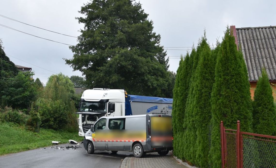 Zderzenie busa z ciężarówką. Dwie osoby trafiły do szpitala