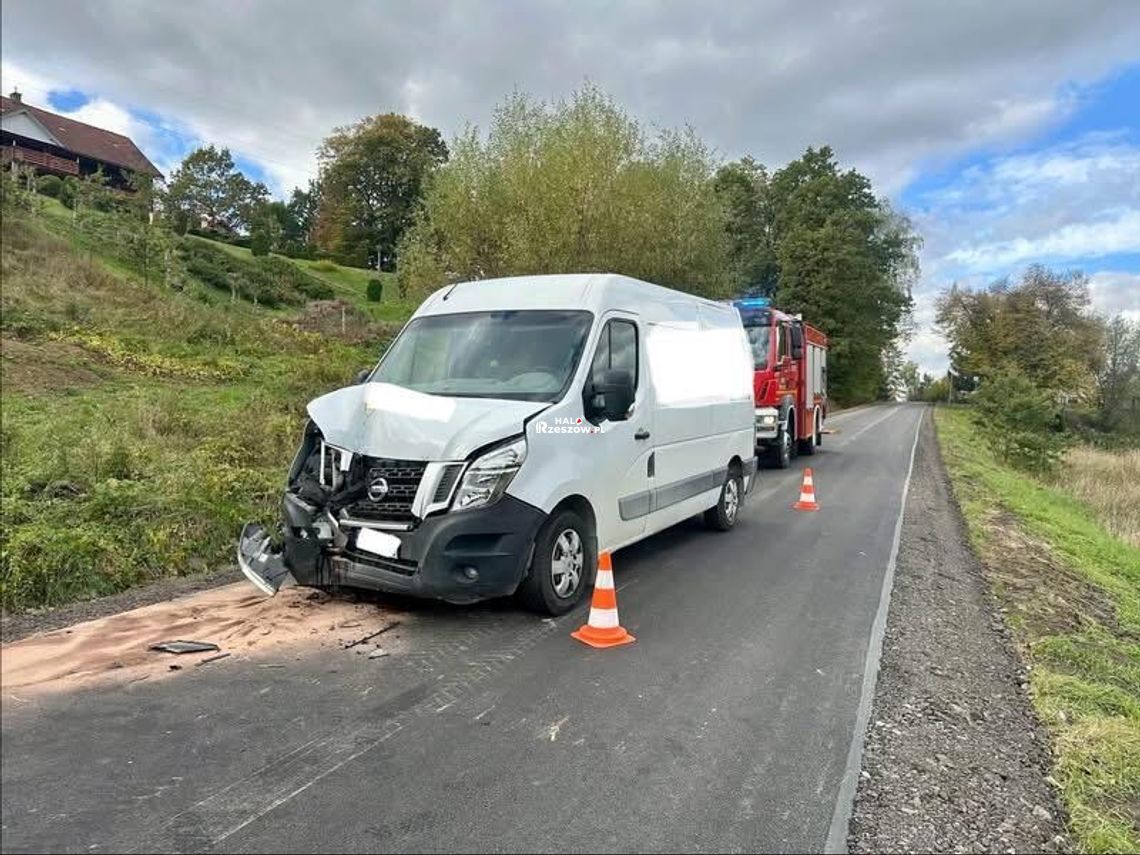 Zderzenie busa ze śmieciarką w Lutczy. Jedna osoba trafiła do szpitala [ZDJĘCIA]