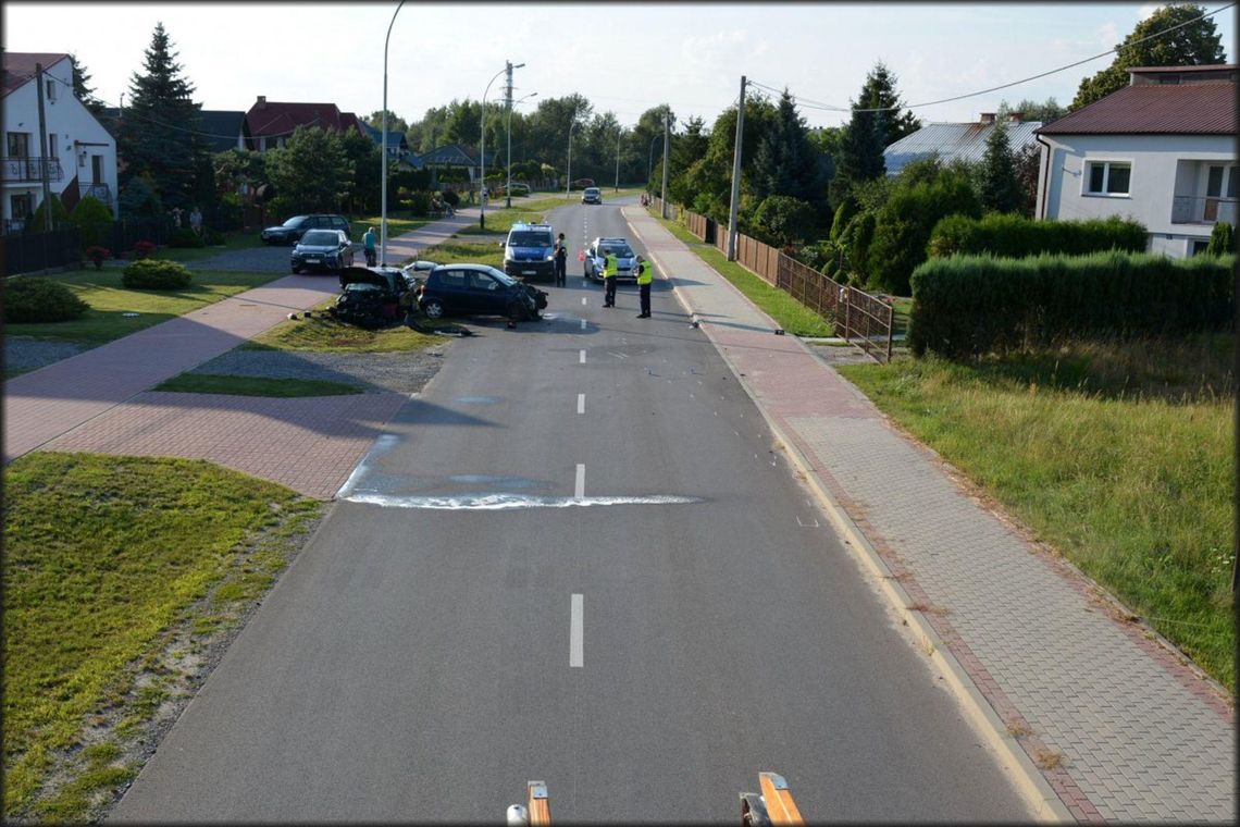 Zderzenie czołowe samochodów w Gorzycach. Dwie osoby ranne