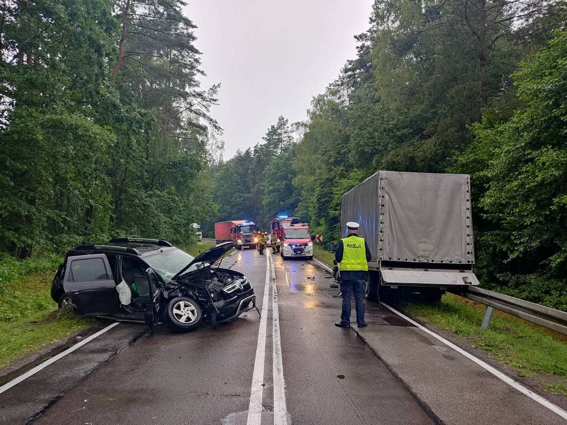 Koszmarny wypadek. Zderzenie dostawczaka z osobówką. Cztery osoby ranne