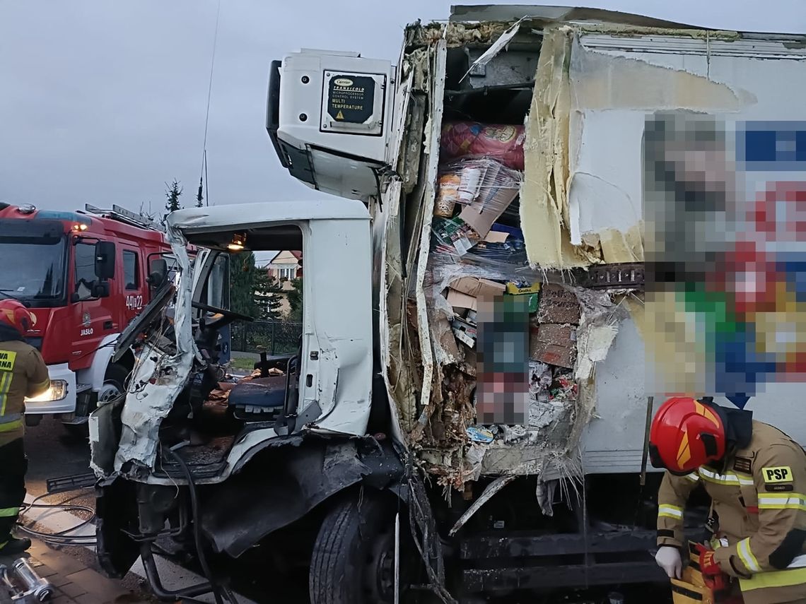 Zderzenie dwóch ciężarówek na drodze krajowej 28. Jedna osoba ranna