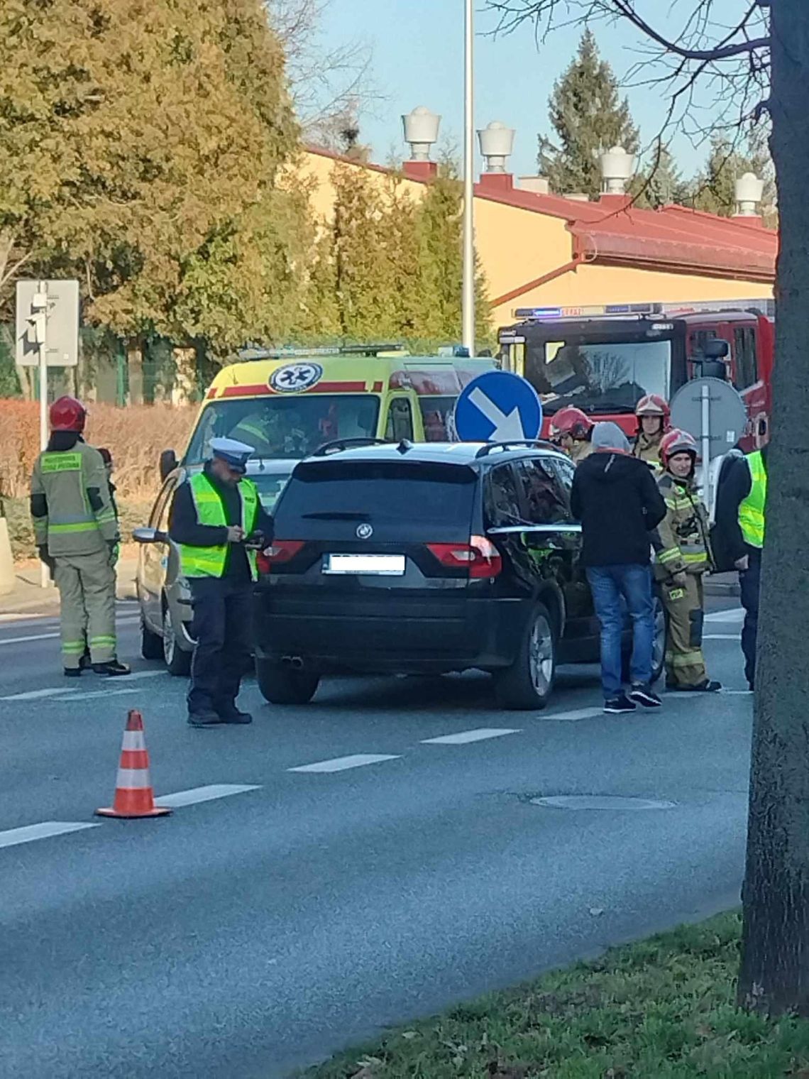 Zderzenie dwóch samochodów na Dąbrowskiego. Jedna osoba ranna [ZDJĘCIA]