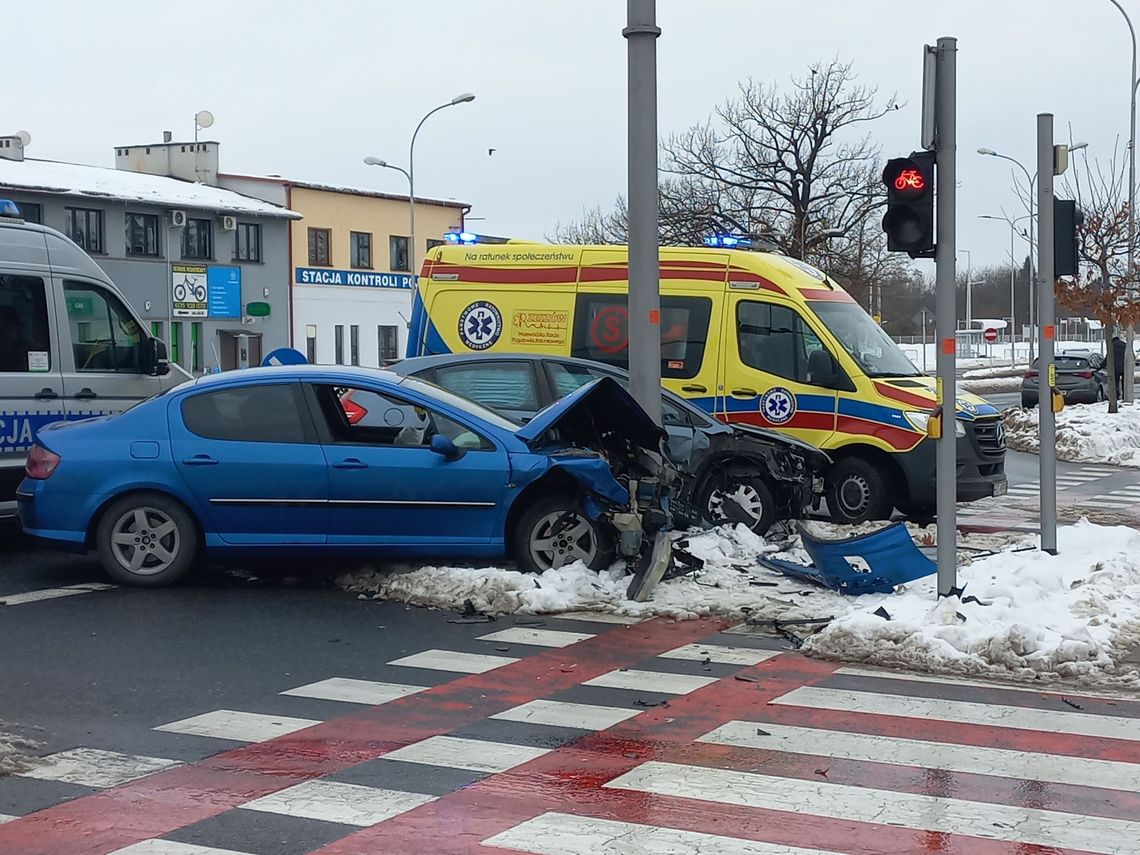 Zderzenie dwóch samochodów na Warszawskiej. Jedna osoba została ranna