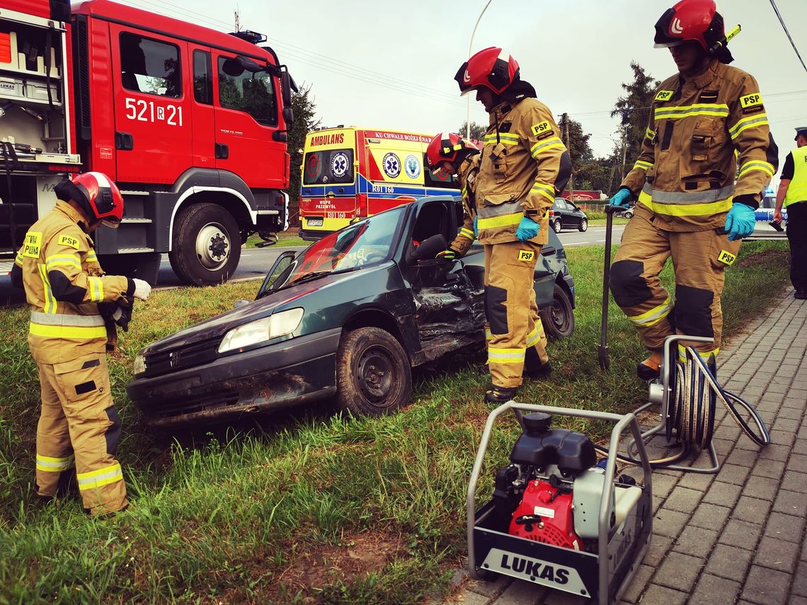 Zderzenie dwóch samochodów w Przeworsku. Jedna osoba ranna [ZDJĘCIA]