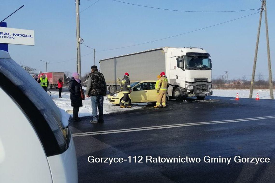 Zderzenie dwóch tirów z autem. 84-latek w szpitalu