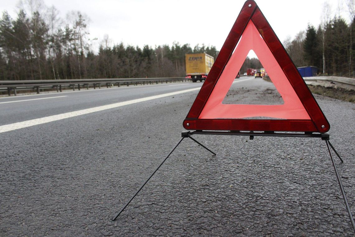 Zderzenie tira z "osobówką". Zablokowana droga i 2 rannych