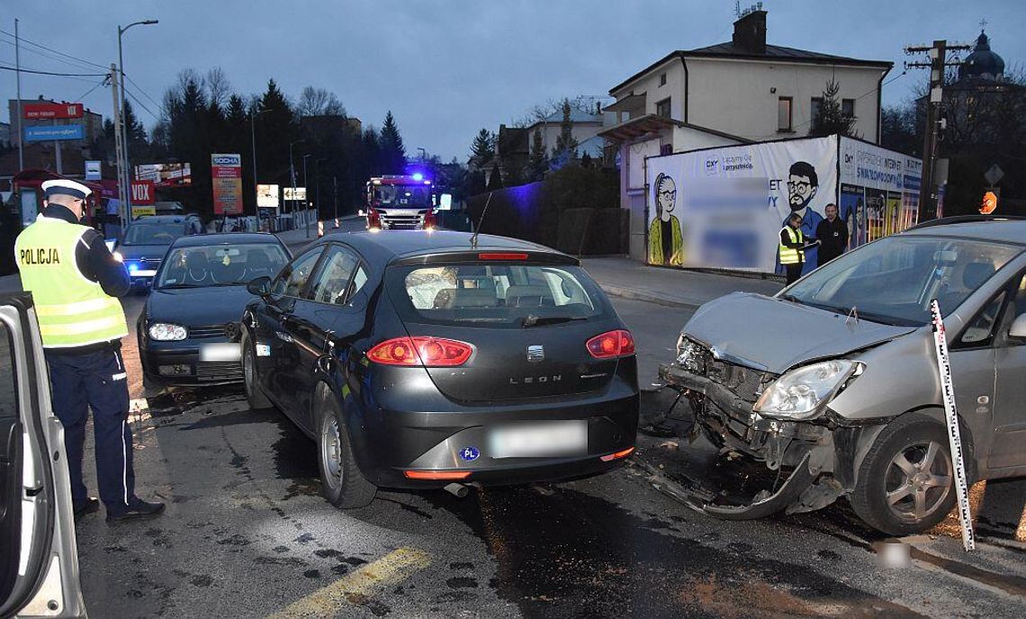 Zderzenie trzech pojazdów na skrzyżowaniu w Jarosławiu. Jedna osoba trafiła do szpitala