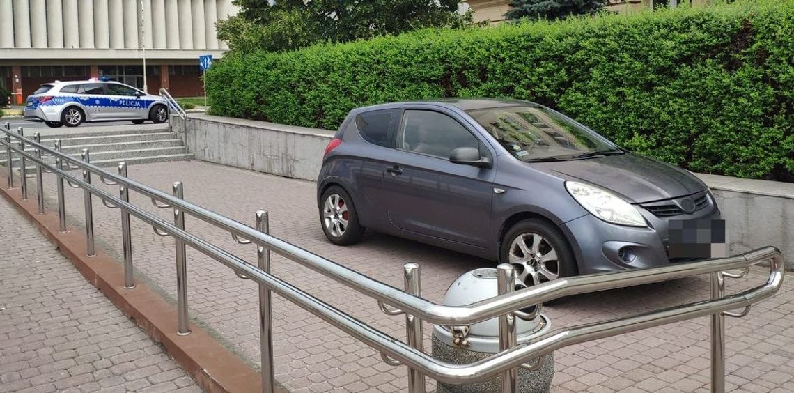 Zjechał schodami na parking Urzędu Wojewódzkiego. Zawiniła... nawigacja