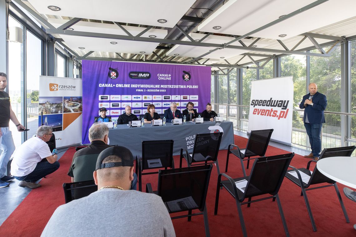 W konferencji przed mistrzostwami uczestniczyli: Piotr Szymański – przewodniczący Głównej Komisji Sportu Żużlowego, Maciej Polny – prezes firmy Speedway Events.pl , Michał Drymajło – prezes Texom Stali Rzeszów oraz Ryszard Czarnecki – Europoseł i zarazem honorowy patron tegorocznych mistrzostw.