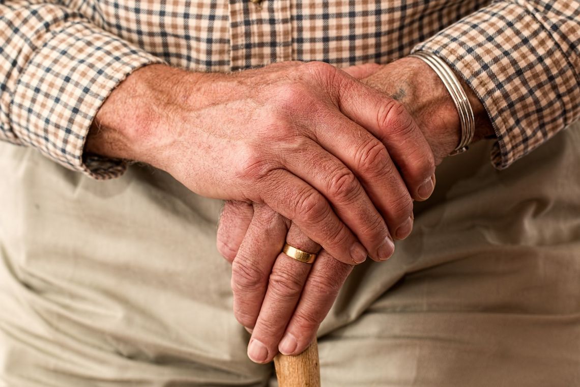 Zwracajmy uwagę na bezpieczeństwo Seniorów: Jak ustrzec się oszustów?