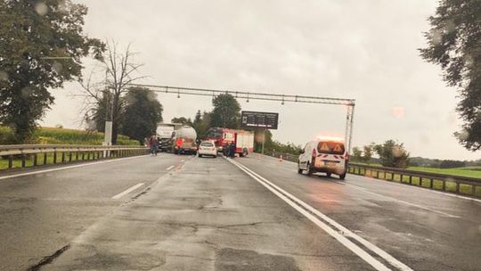 Wierzbna. Wypadek na DK94 i kolizja na autostradzie