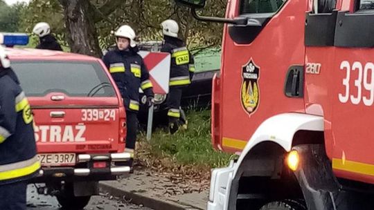 Trzciana. Samochód uderzył w drzewo