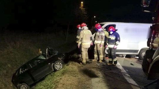 Małówka. Czołowe zderzenie busa i osobówki.