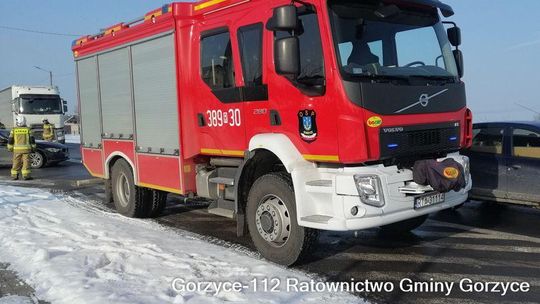 Wypadek w Gorzycach. Zderzenie dwóch ciężarówek z autem