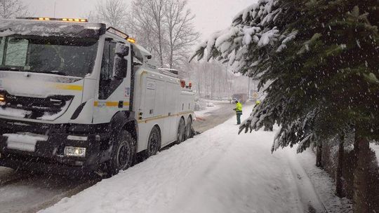 Hermanowa. Holownik MPK Rzeszów wyciągnął autobus