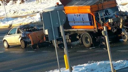 Rzeszów. Pługopiaskarka zmiażdżyła tył nissana micra