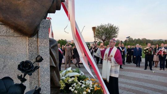 Uroczyste odsłonięcie pomnika św. Jana Pawła II w Rzeszowie