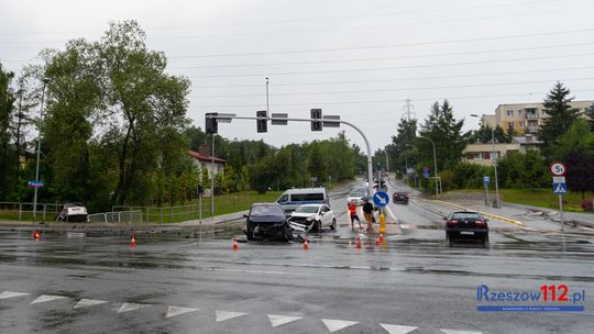 Wypadek na skrzyżowaniu al. Wyzwolenia i Poczty Gdańskiej w Rzeszowie