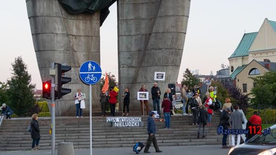 Demonstrowali w Rzeszowie pod hasłem "stan wyjątkowo nieludzki"